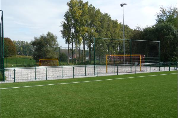 Aanleg kunstgras voetbalveld - Sportinfrabouw NV